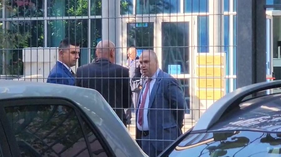 Siguria në Gjykata, Komandanti i Gardës së Republikës shkon