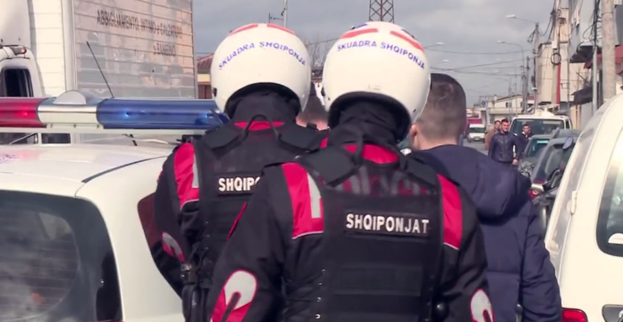 Ofenduan qytetarin dhe video bëri xhiron e rrjetit, pezullohen dy