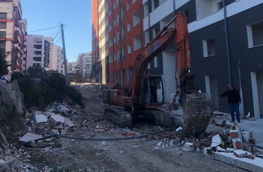 Mbi 4 mijë metra katrorë ndërtim pa leje! IMT bllokon pallatin