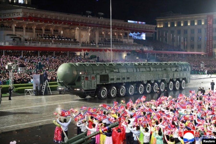 Koreja e Veriut nxjerr raketën e “frikshme”: Me Hwasong mund