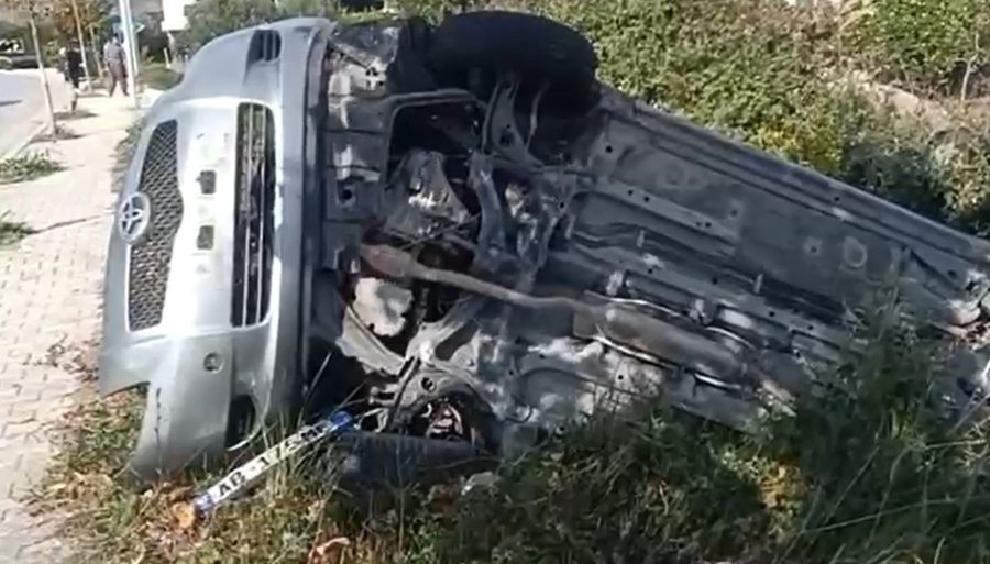 “Toyota” me shpejtësi të lartë del nga rruga, shoferi