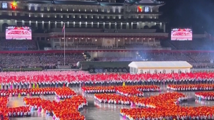 Parada ushtarake e Koresë së Veriut, Kim Jong Un shfaq raketën e