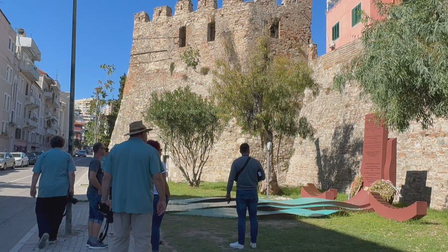 Durrësi me turistë edhe në vjeshtë, kultura dhe historia e