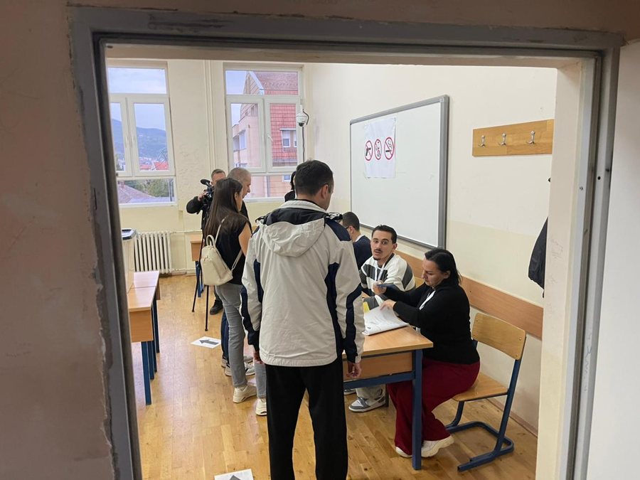 Kosova mban zgjedhjet lokale, serbët në veri dynden për të