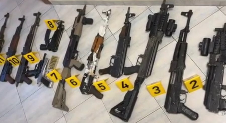 Fier, zbulohet një bazë kriminale. Sekuestrohet arsenal armësh