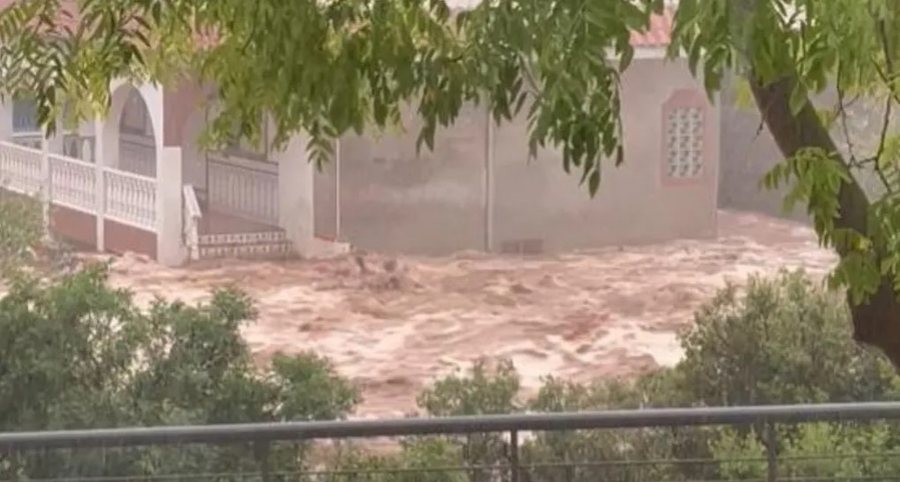 Spanja në alarm të kuq nga përmbytjet, njerëzit bllokohen