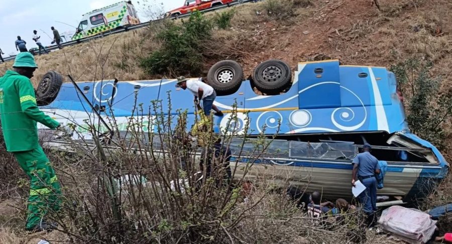 42 viktima pas rrëzimit të një autobusi në humnerë
