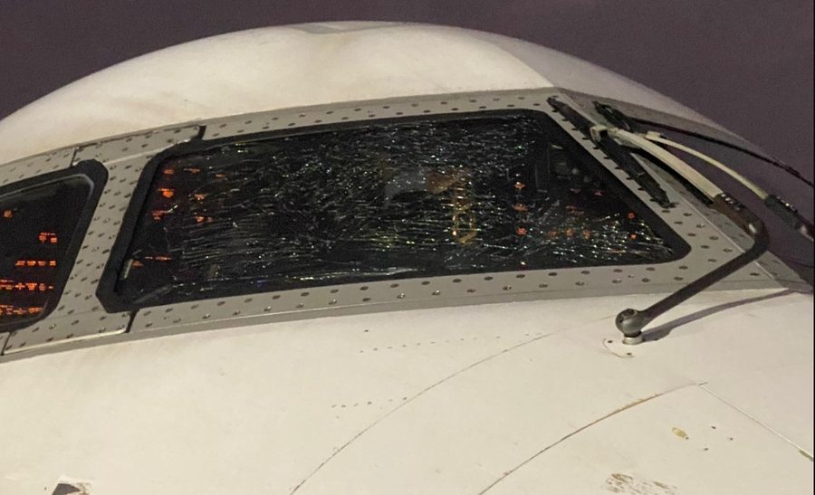 Thyhet xhami i kabinës së avionit, tmerr në ajër për