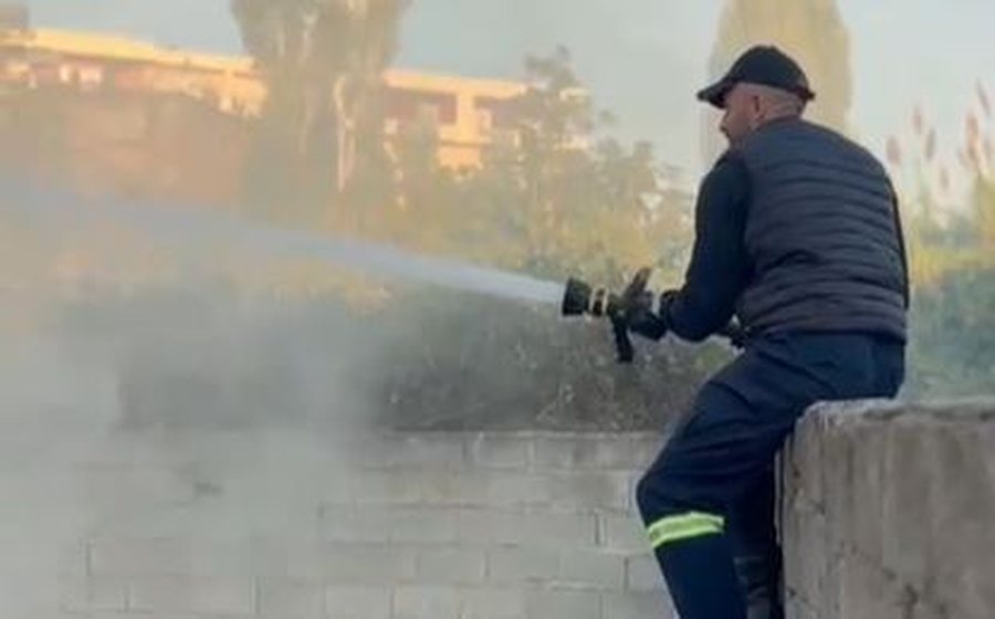 Zjarr në hapësirë me shkurre në Vlorë, dëgjohen