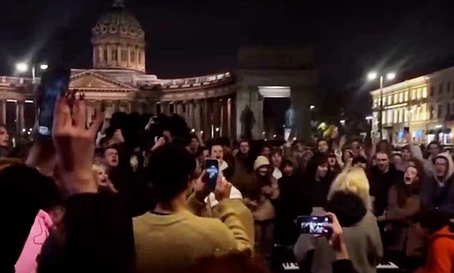 Protestë e rrallë në Rusi, qindra të rinj brohorasin me
