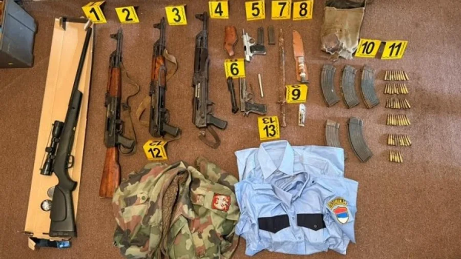 Policia e Kosovës gjen arsenal armësh dhe municion në Leposaviq