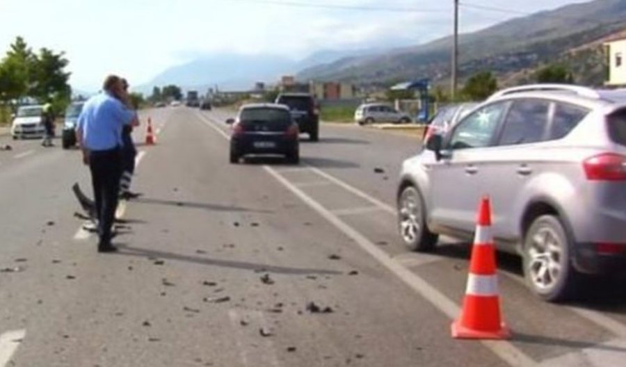 Përplasen dy automjete në Kukës, tre persona dërgohen