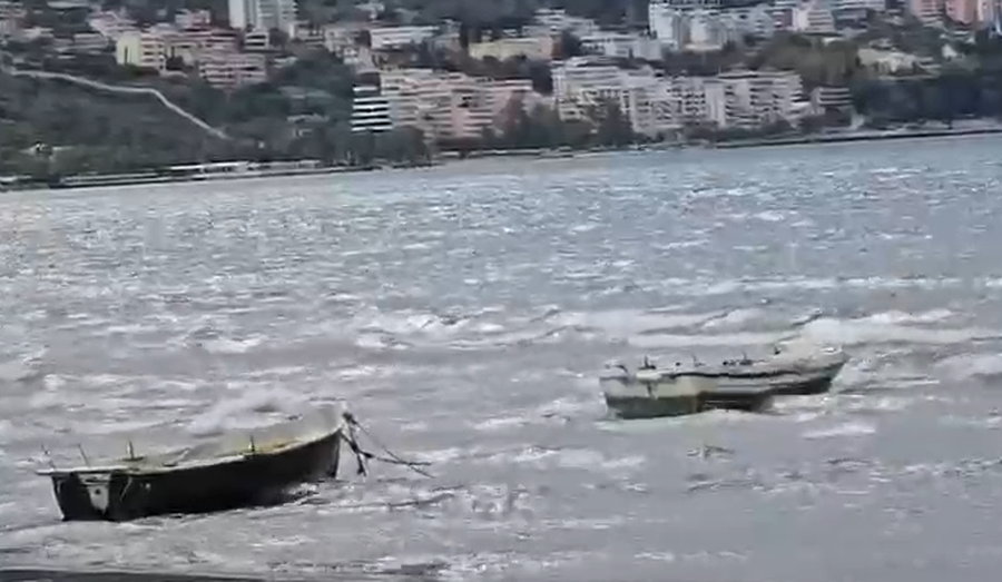 Moti i keq, pezullohet lundrimi për mjetet e vogla në Vlorë