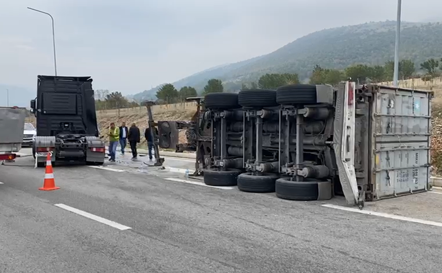 Përmbyset kamioni në aksin rrugor Kukës-Morinë
