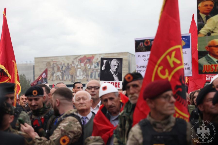 Mungon në shesh, presidenti Begaj përshëndet protestuesit nga