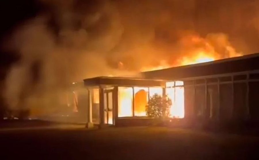 Zjarr në katin e parë të një hoteli në Tiranë