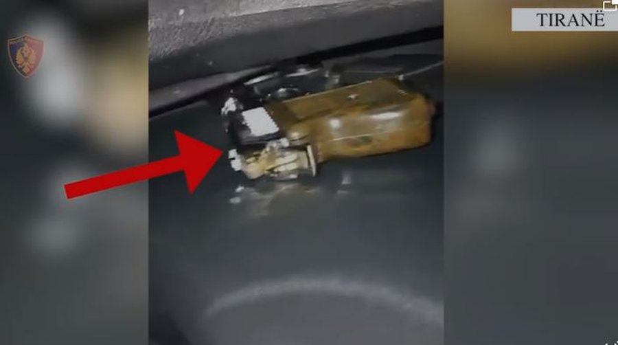 Qarkullonte me pistoletë në makinë, arrestohet i riu në