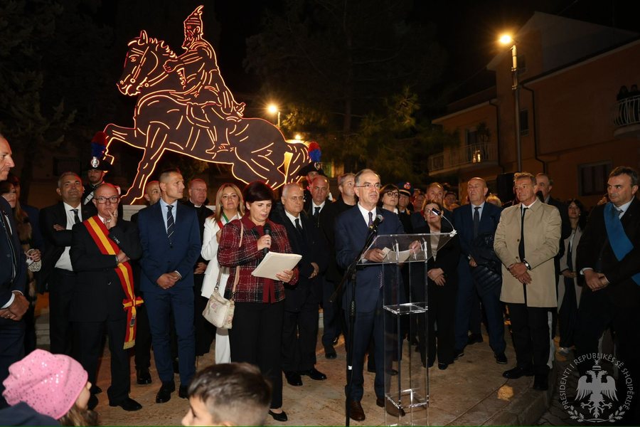 Presidenti Begaj takon arbëreshët, përuron statujën e