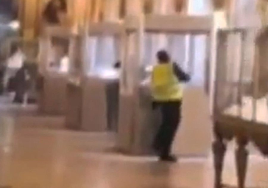 Publikohen pamjet e grabitjes si në filma në Luvër,