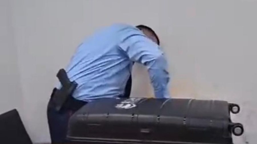 Arrestohen dy kinezë në Rinas, tentuan të kalonin kanabis nga