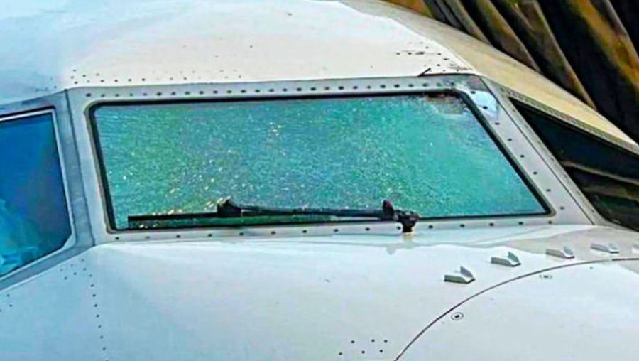Terror në 36.000 metra, avionit në fluturim i thyhet xhami nga objekti