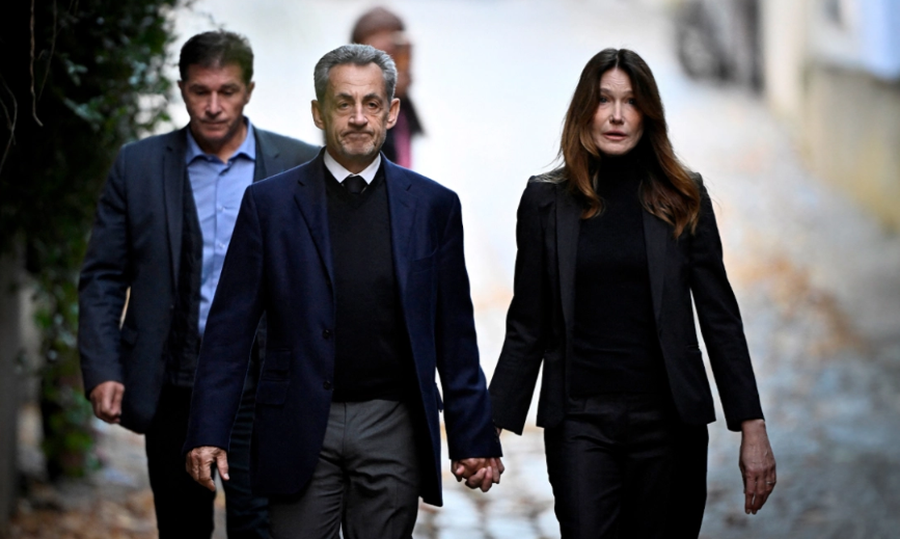 Dorë për dore me Carla Brunin dhe mes duartrokitjeve, Sarkozy niset