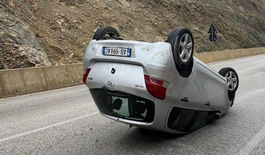 Aksident në aksin Sarandë-Skërficë, makina përmbyset