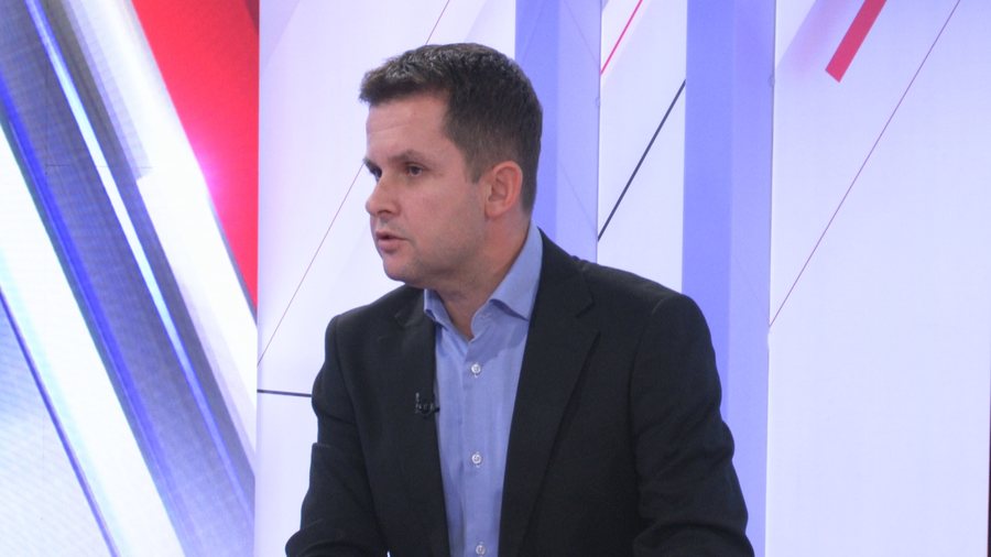 "Binaj ka aleat njerëzit", Alimehmeti: Manastirliu hyn e del