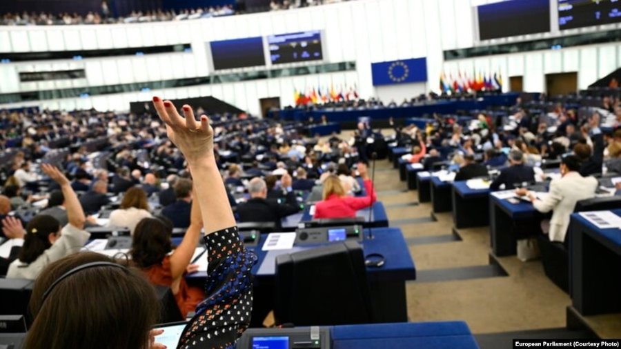 PE miraton rezolutë për “polarizimin dhe rritjen e represionit