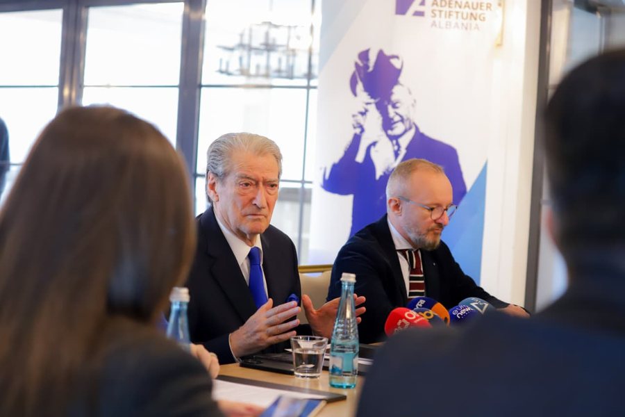 Berisha apel deputetëve të rinj: Mos shkëputni lidhjet me