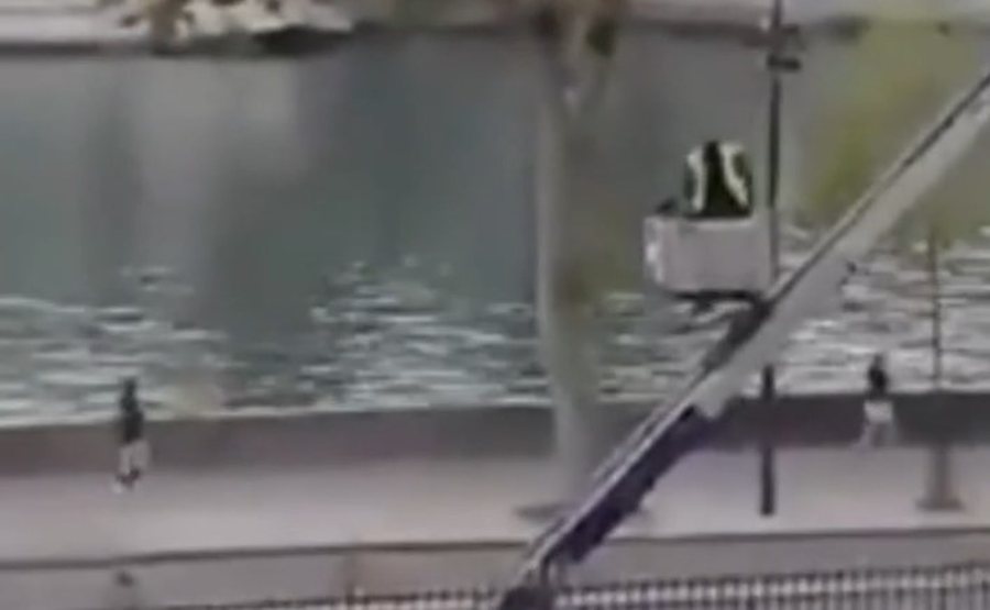 Momenti kur hajdutët e Luvrit largohen me stolitë e grabitura