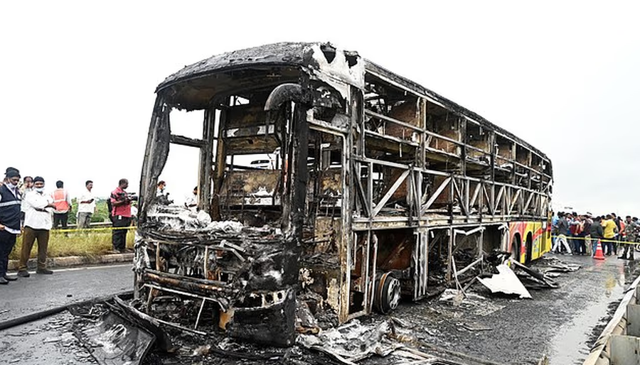 Dhjetëra pasagjerë digjen brenda një autobusi në Indi