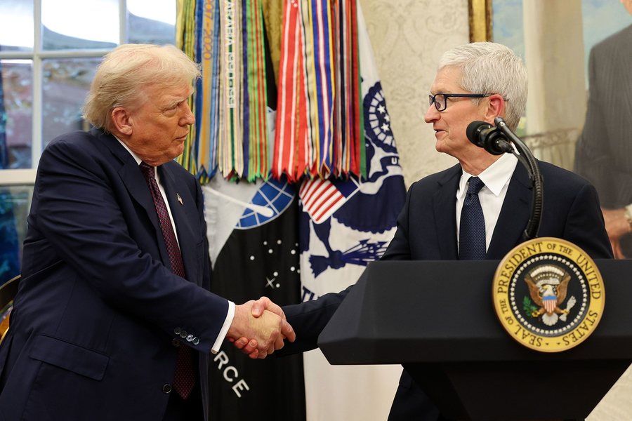 Kush po paguan për sallën e re të ballove që Trump po