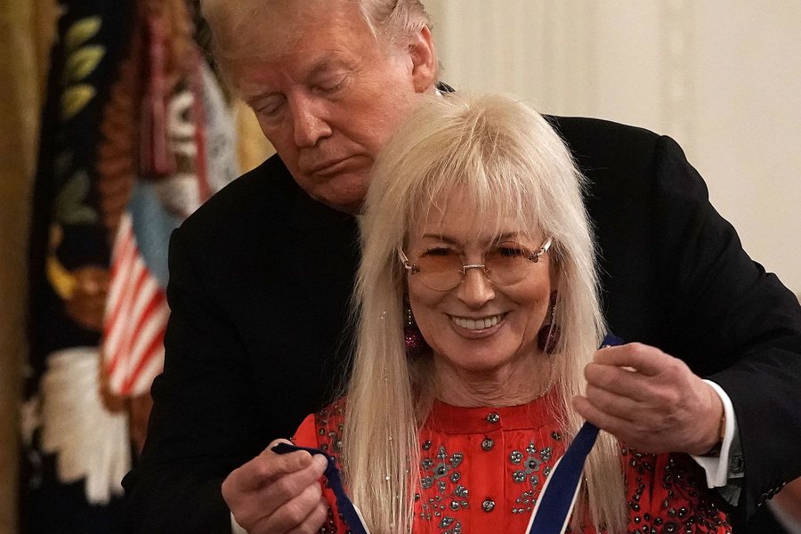 Kush po paguan për sallën e re të ballove që Trump po