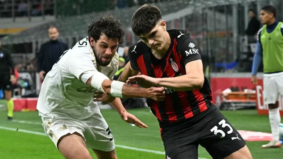 Milan ndalet nga Pisa në “San Siro”, humbet shansin për