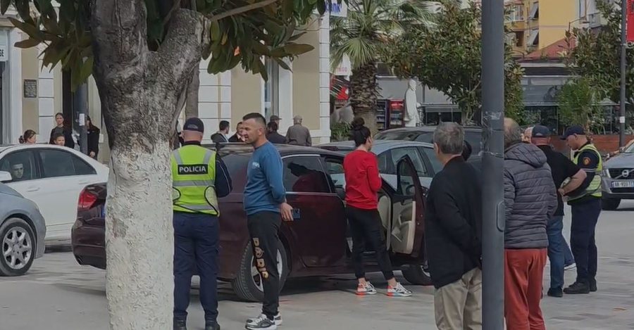 Përplasen dy automjete në qendër të Fierit, aksidentohet