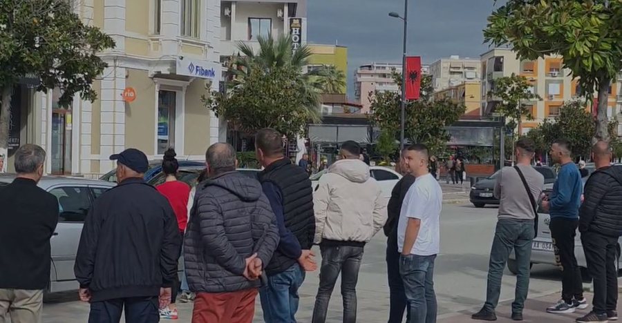 Përplasen dy automjete në qendër të Fierit, aksidentohet
