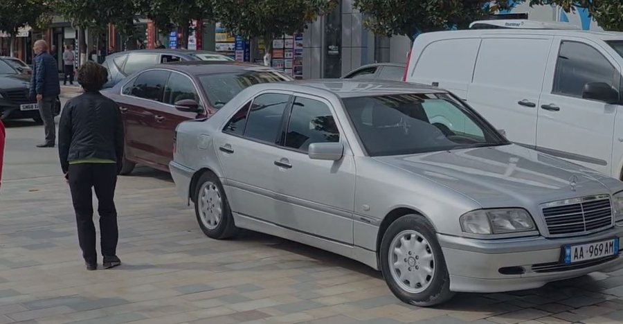 Përplasen dy automjete në qendër të Fierit, aksidentohet