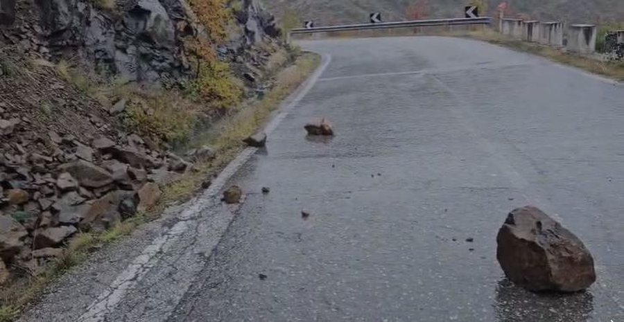 Moti i keq shkakton probleme në Kukës, rënie gurësh dhe