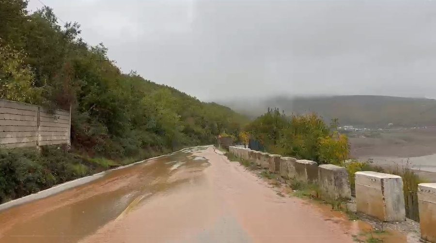 Moti i keq shkakton probleme në Kukës, rënie gurësh dhe