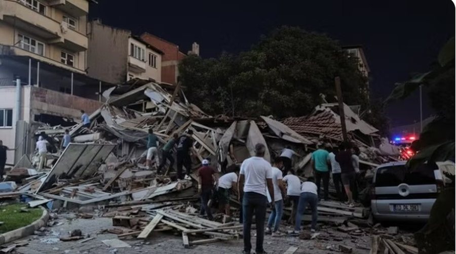 Tërmet i fortë në Turqi, shemben disa ndërtesa