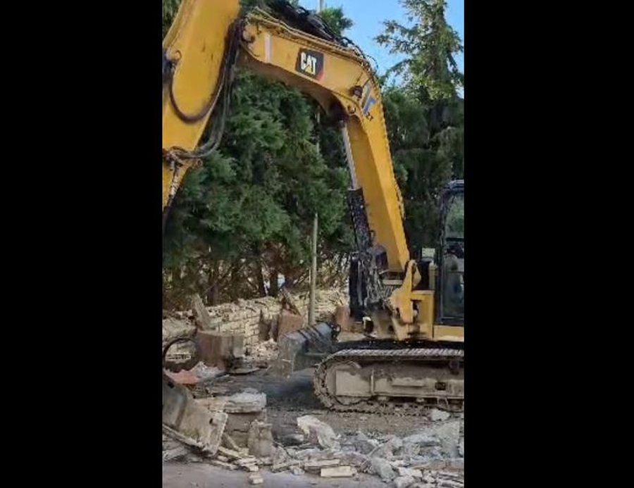 IKMT aksion në Lungomare: Hiqen 12 struktura pa leje, mure rrethuese dhe
