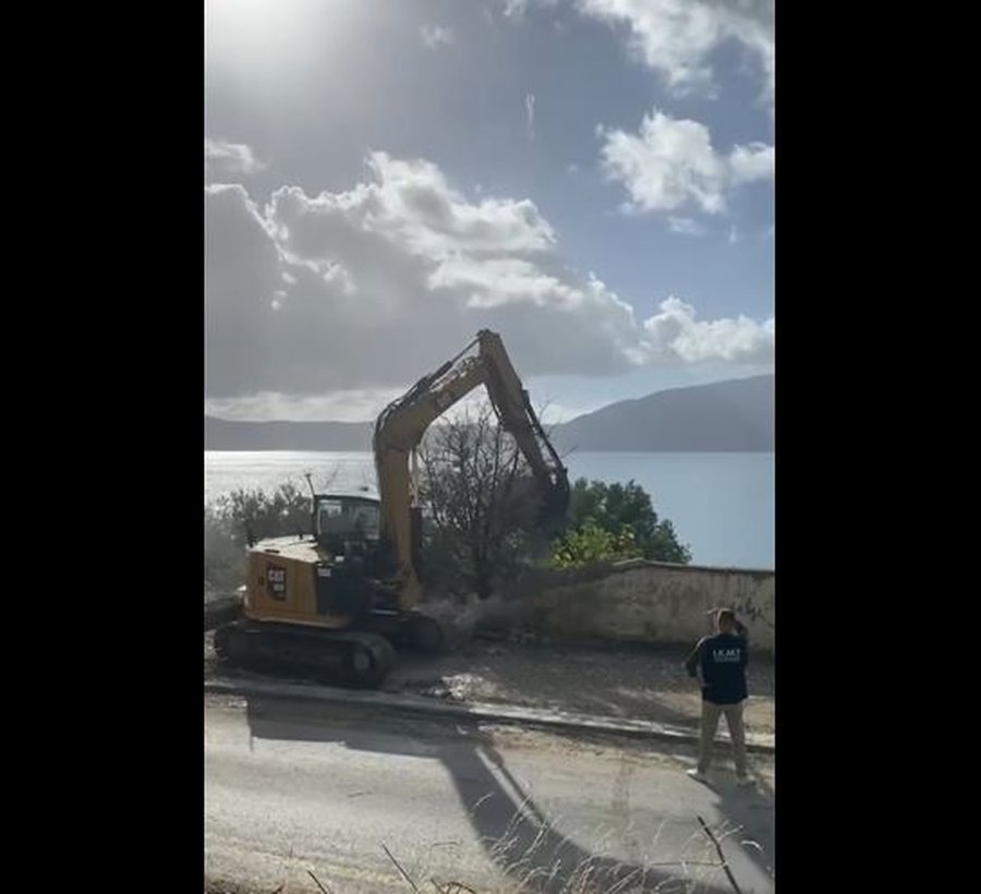 IKMT aksion në Lungomare: Hiqen 12 struktura pa leje, mure rrethuese dhe