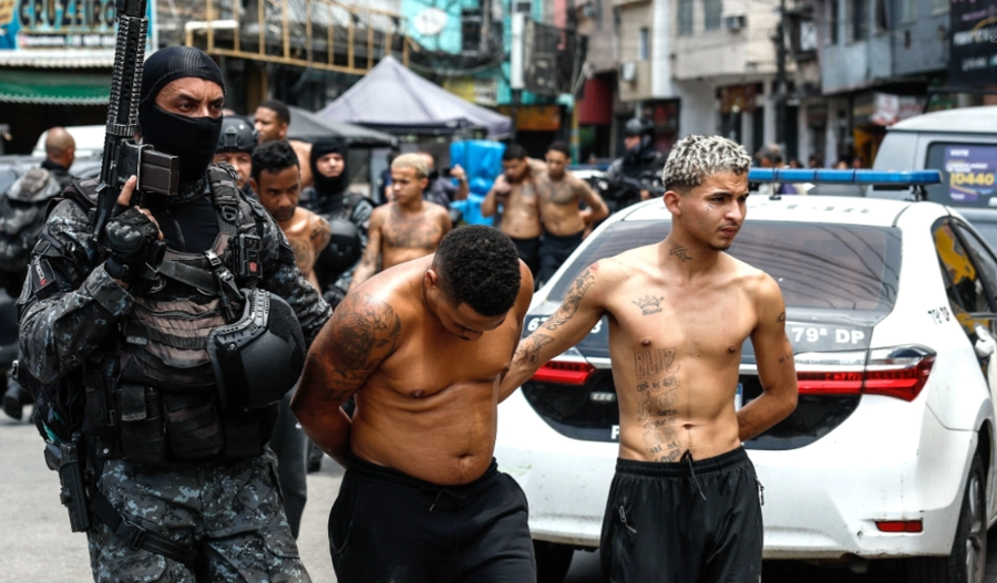 Mbi 2500 policë mësyjnë favelat e Rios, 64 të vdekur nga