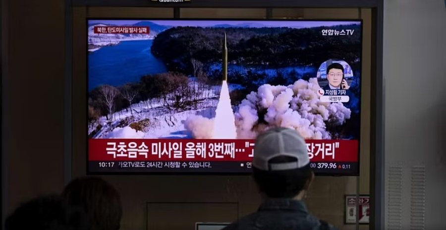 Koreja e Veriut teston raketa para vizitës së Trump në