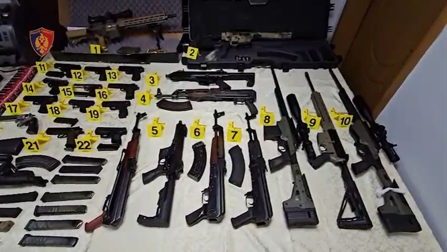 Zbulohet furgoni me armatim në qendër të Tiranës, kishte