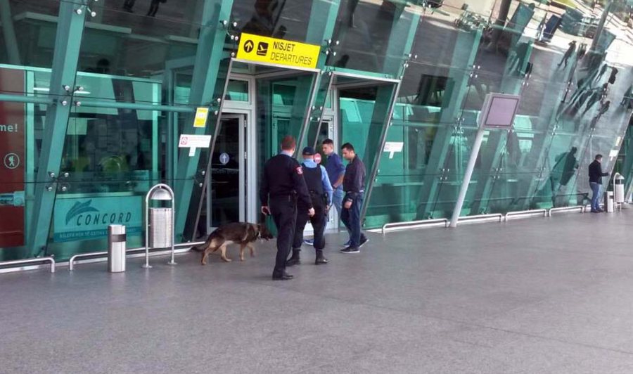 Zbulohen dy krehra armësh në aeroportin e Rinasit, ishin nisur nga