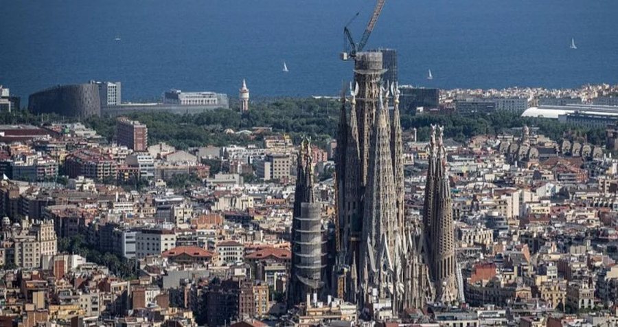 “Sagrada Familia”, zyrtarisht Kisha më e lartë në