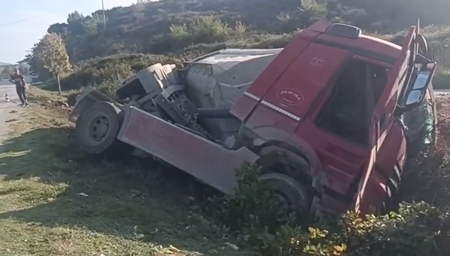 Del nga rruga mjeti i tonazhit të rëndë në aksin