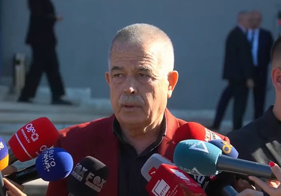 Ish-truproja Viktor Agolli në homazhe: Fatos Nano do mbahet mend nga